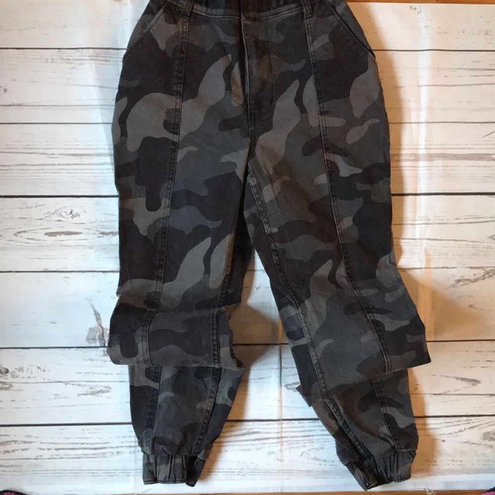 Hollister ultra high rise camo print pants - Picture 4 of 5